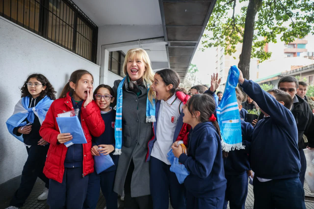 Chahla recibió a alumnos del colegio María del Rosario en el Ecocanje Mundialista (4)