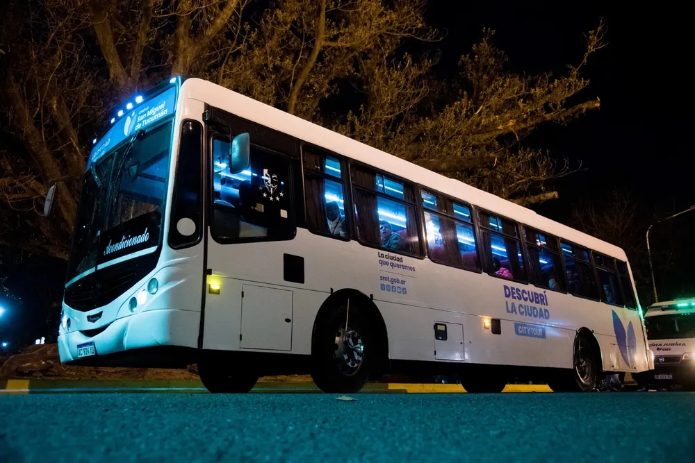 bus turístico nocturno aclarado