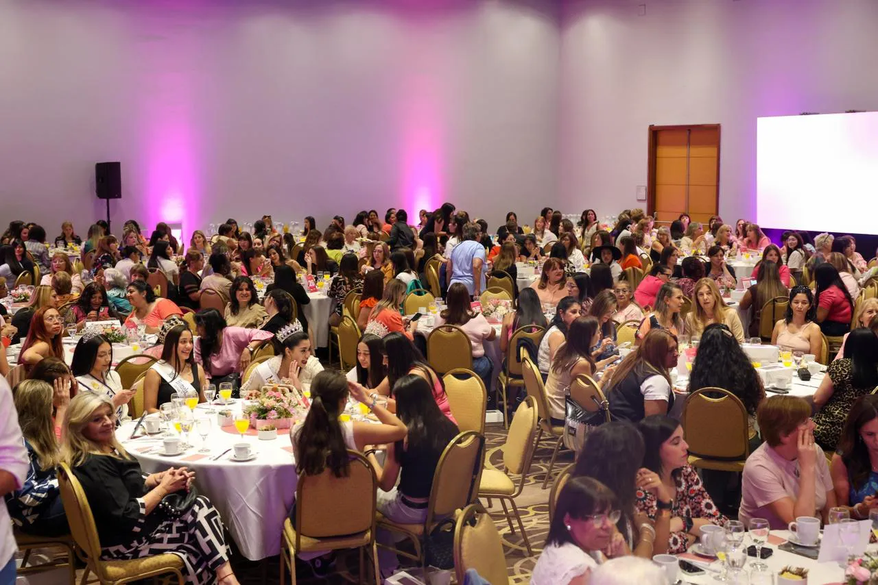 2025 octubre rosa merienda con 600 mujeres (3)