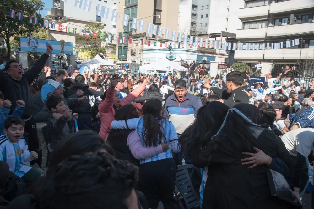 Festejo de la victoria de Argentina ante Egipto en el Punto Mundialista