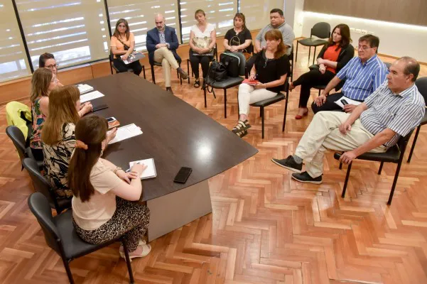 Funcionarios municipales con cooperadora Gabriela Mistral