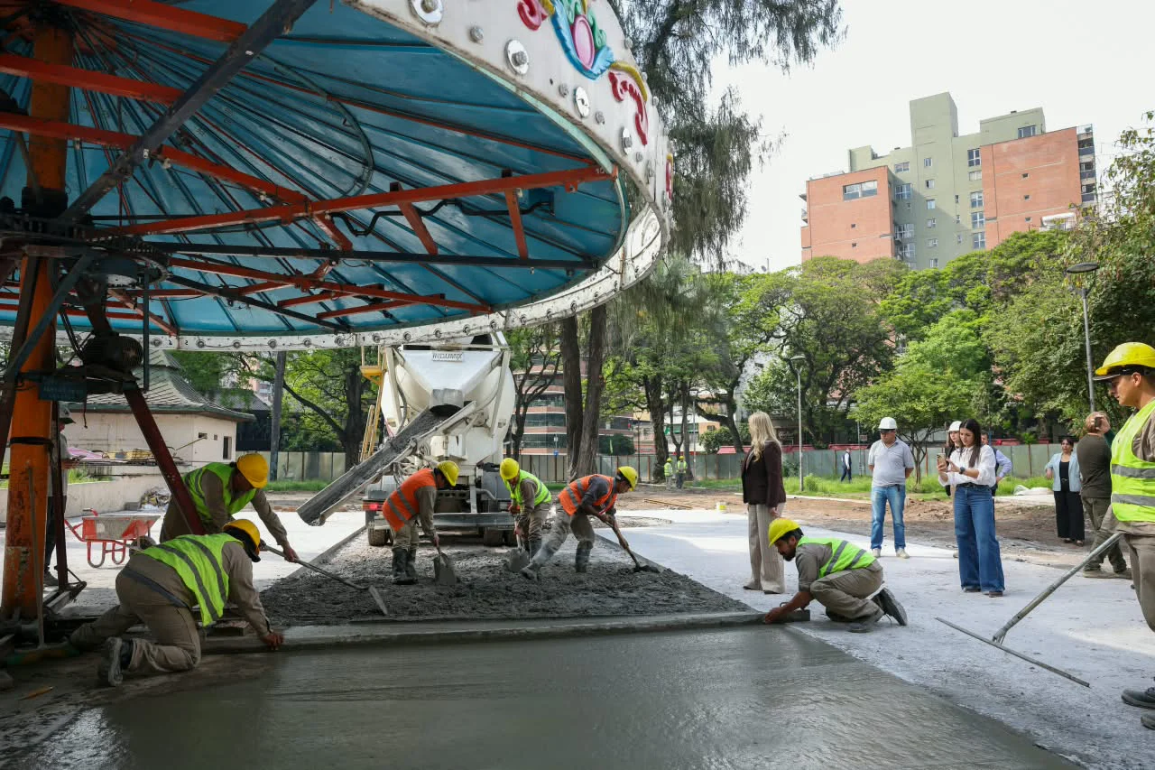 Rossana Chahla supervisó el avance de las obras de renovación de la plaza Urquiza (5)