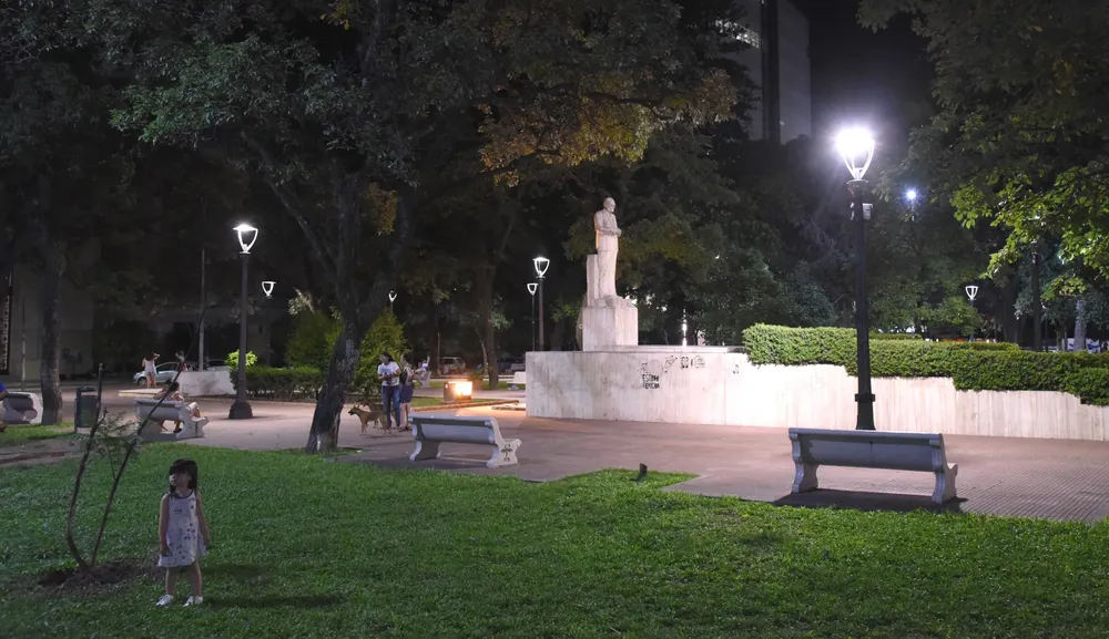 Nva iluminacion plaza Yrigoyen 3