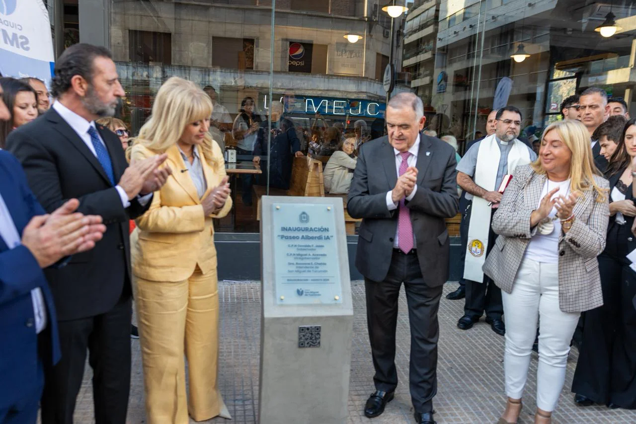 Chahla en la inauguración del Paseo Alberdi IA (2)