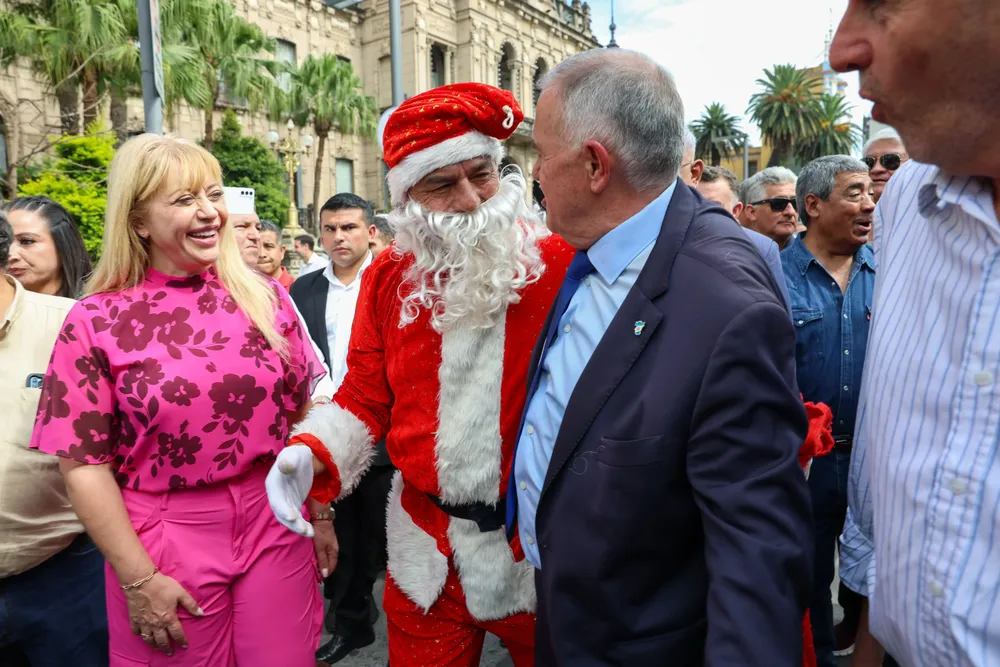 intendenta Chahla en entrega de colectivos con Jaldo 6