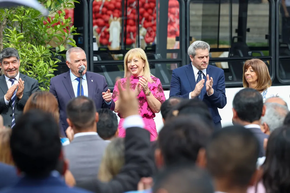 intendenta Chahla en entrega de colectivos con Jaldo 3