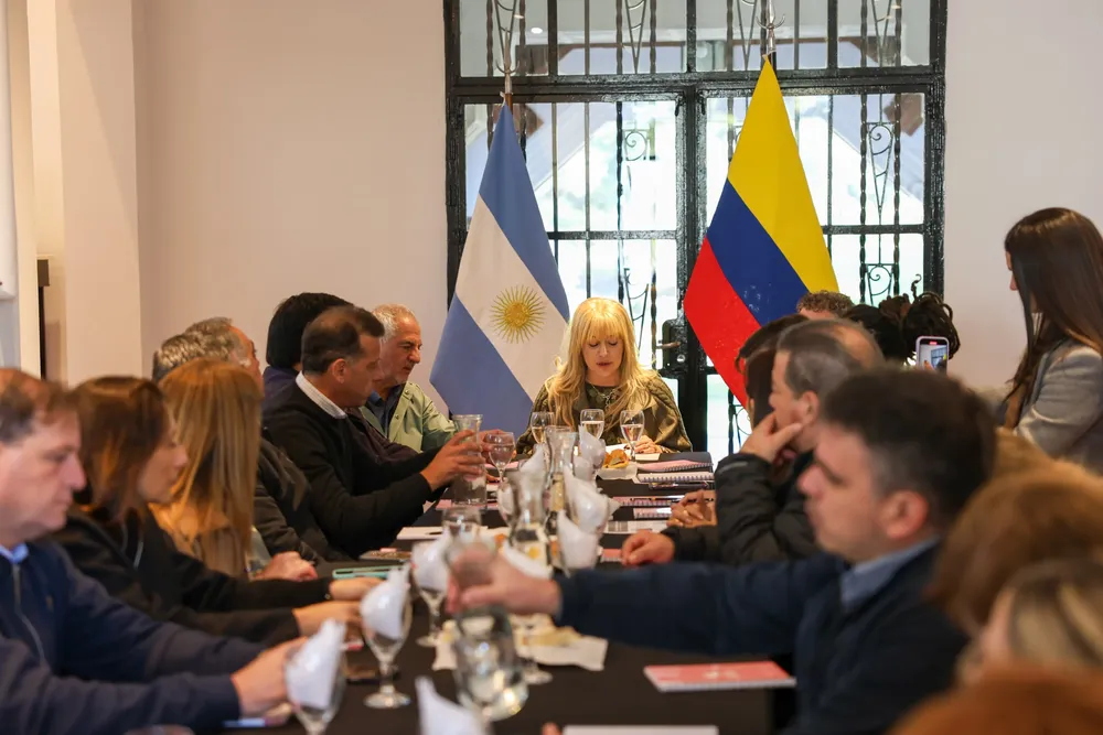 2025 intendenta con referentes de Medellín (4)