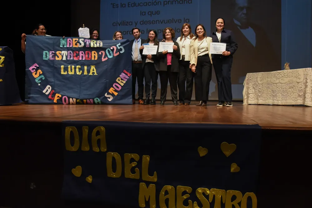 2025 acto día del maestro (4)