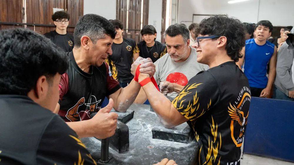 Torneo de lucha de brazos Garra de Halcón en el Complejo Ledesma (3)