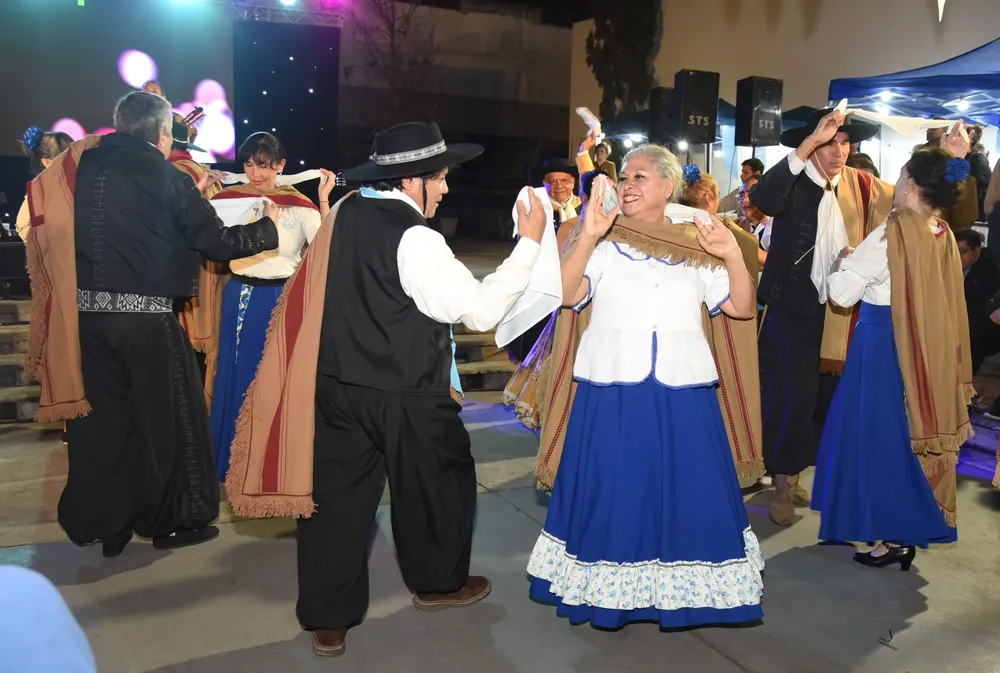 2026 folclore en plaza temática poncho