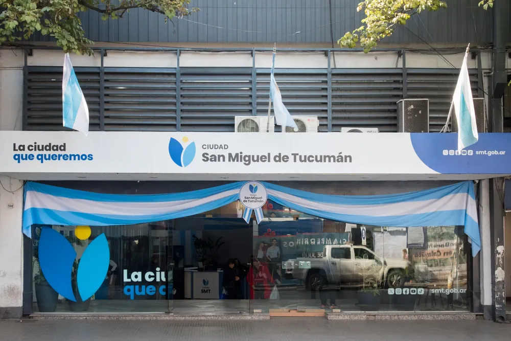 2025 fachada municipalidad con banderas festejos patrios (4)