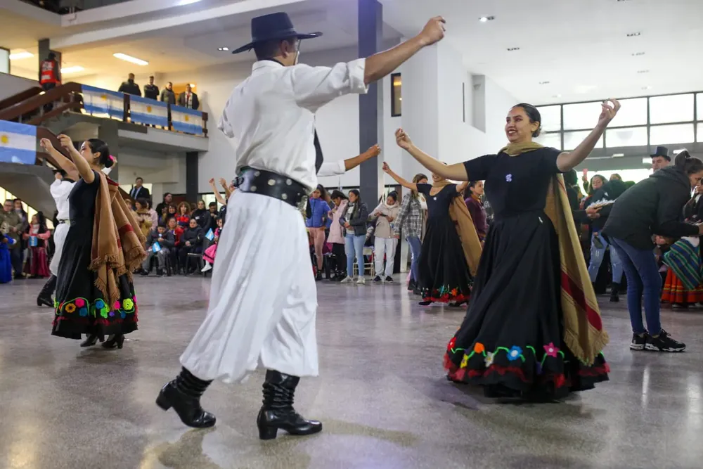 chocolate patrio 9 de julio con niños de CDI 5