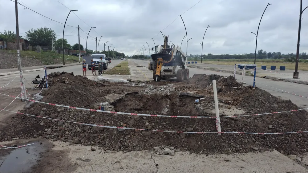 bache por rotura de cañeria en la Costanera (3)