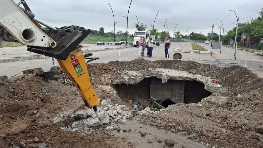 bache por rotura de cañeria en la Costanera (2)