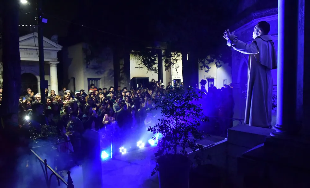 bus turístico nocturno en Cementerio del Oeste Recordar 3