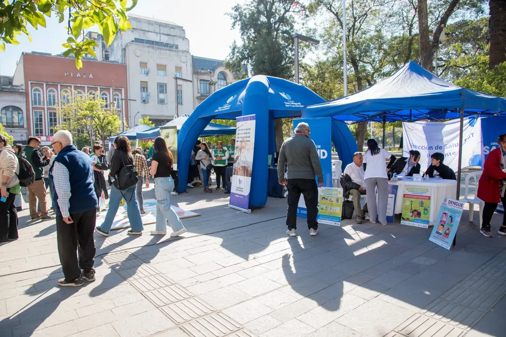 2025 campaña contra dengue plaza independencia (3)