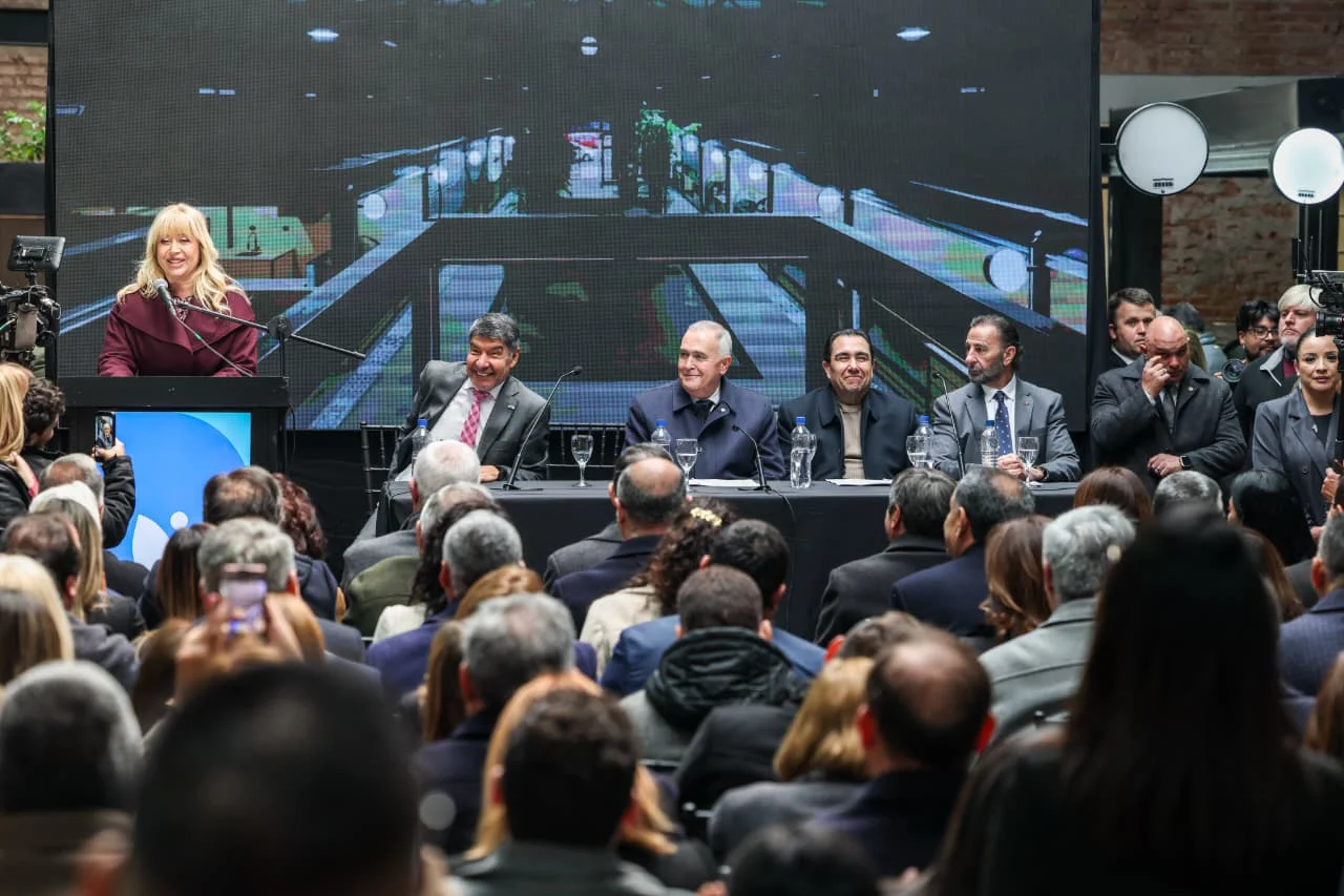 Chahla encabezó la inauguración del renovado Mercado de la Ciudad (6)