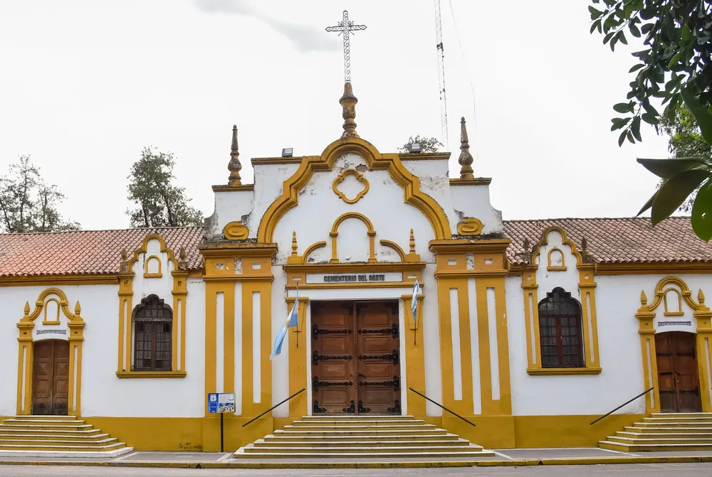 fachada cemenerio del oeste 2024