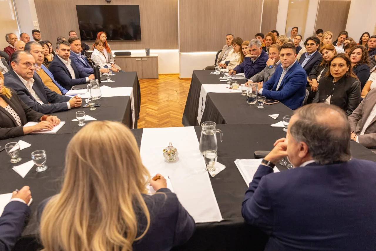 Reunión encabezada por Rossana Chahla y el diputado Juan Brugge junto al gabinete municipal (2)