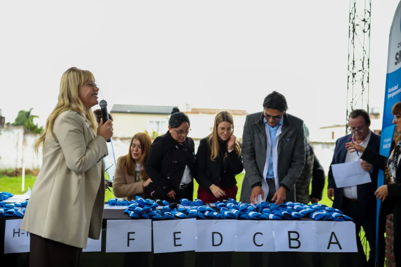 Entrega de Ecolentes barrio Kennedy (3)