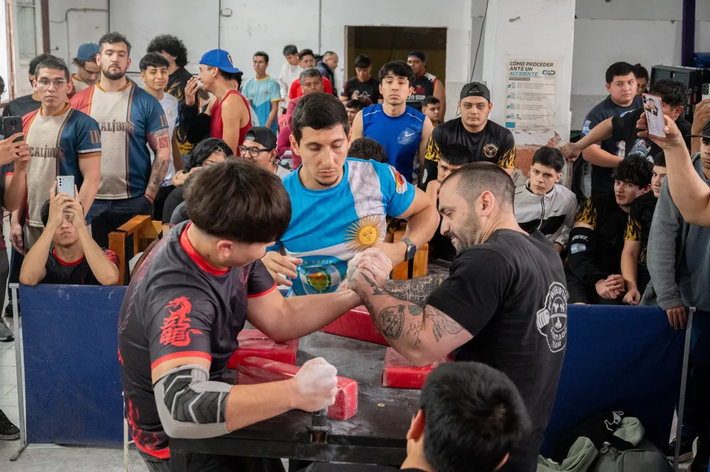 Torneo de lucha de brazos Garra de Halcón en el Complejo Ledesma