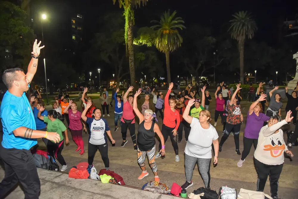 clase gimnasia dia actividad fisica deportes 2