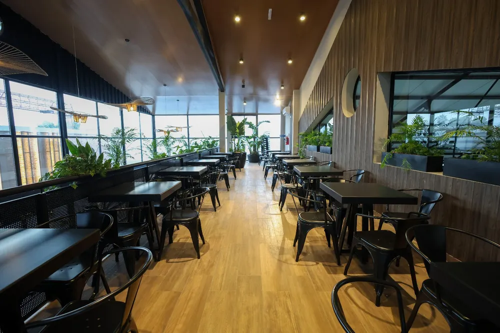 Chahla encabezó la inauguración del renovado Mercado de la Ciudad (2)