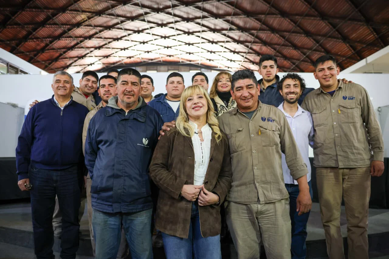 Entrega de uniformes y equipamiento a empleados de Obras Viales y de Deportes