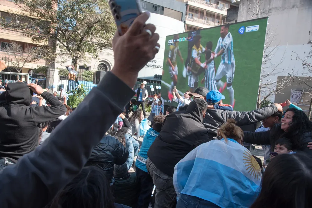 Festejo de la victoria de Argentina ante Egipto en el Punto Mundialista (2)