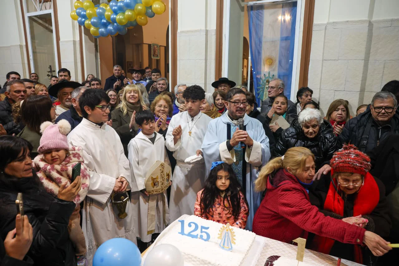 Rossana Chahla acompañó la misa por los 125 años de la Parroquia de Villa Luján (3)