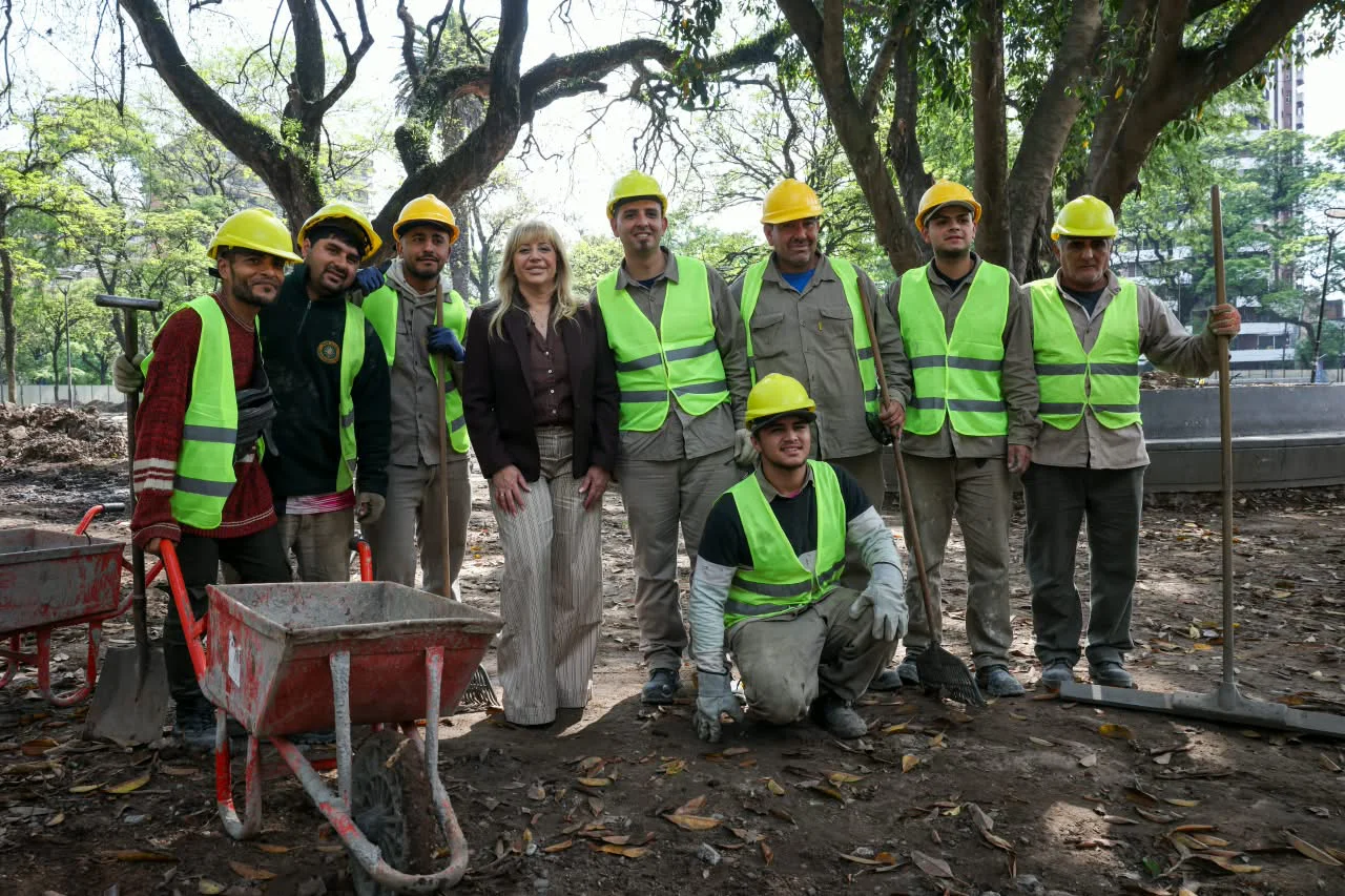 Rossana Chahla supervisó el avance de las obras de renovación de la plaza Urquiza (4)