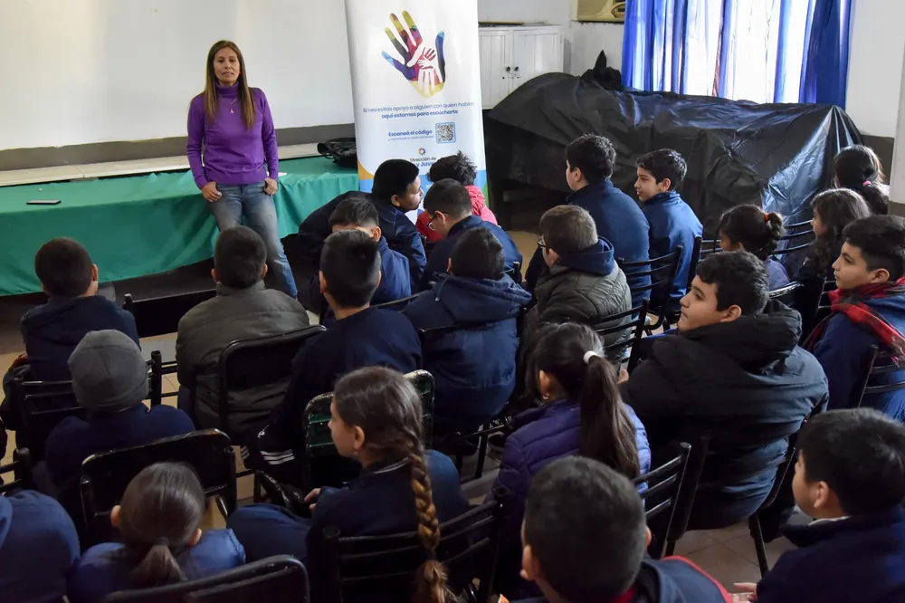 charla redes sociales niñez y juventud 1