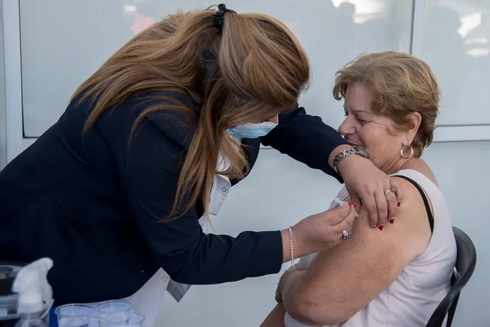 Vacunación gratuita a adultos mayores