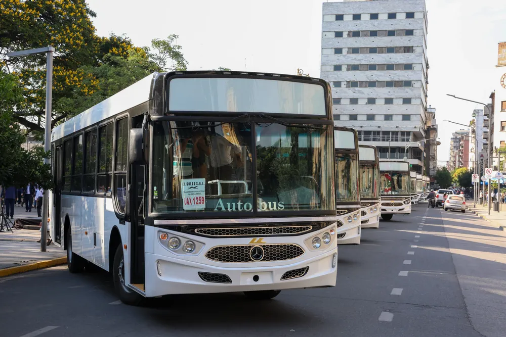 intendenta Chahla en entrega de colectivos con Jaldo 7