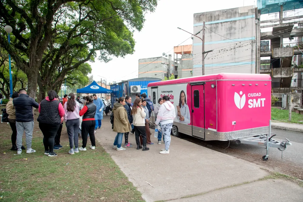 2025 tráiler de salud de la mujer plaza Lola Mora (1)