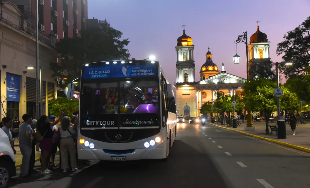 bus turístico SMT nocturno