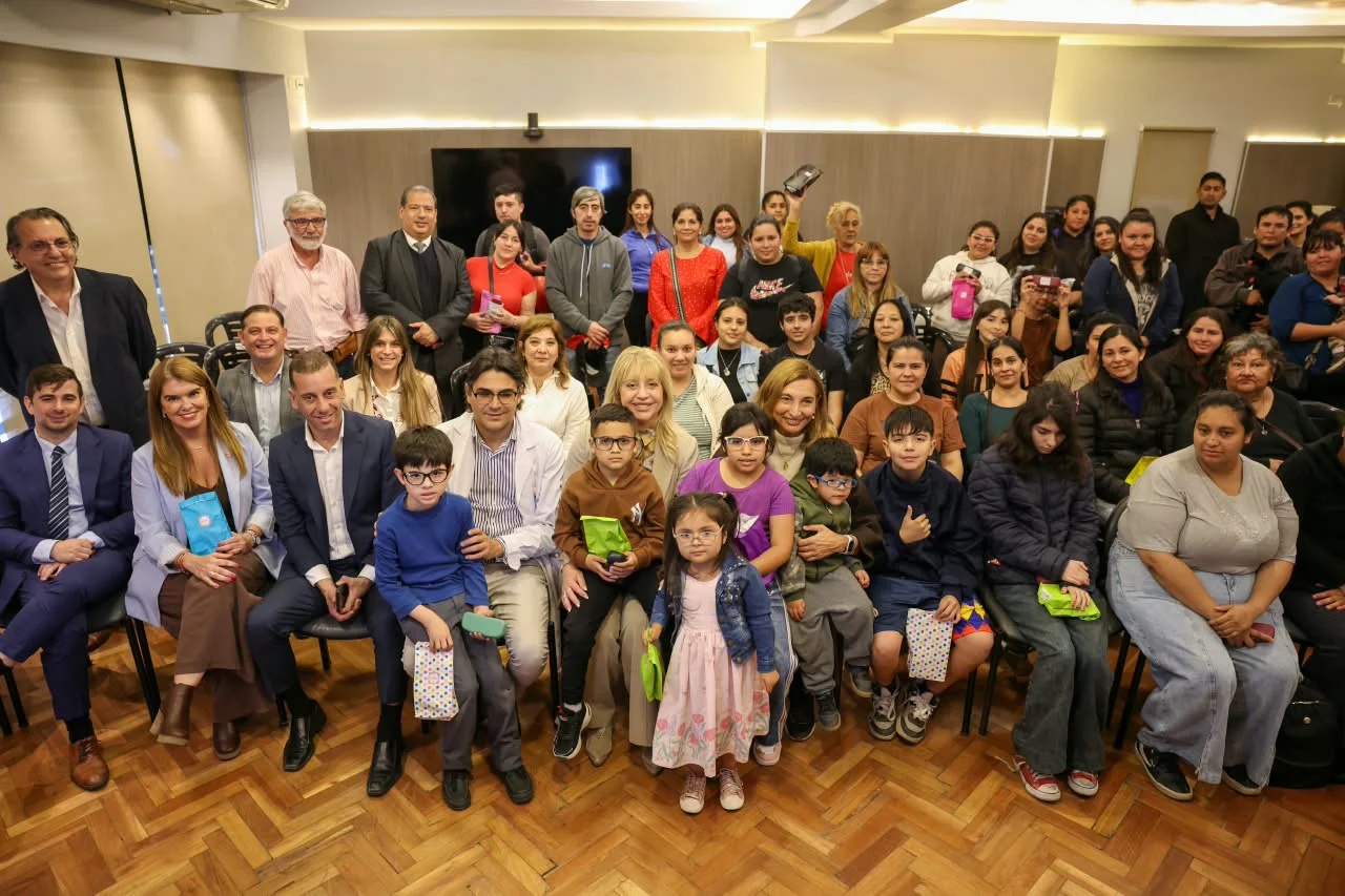 2026 entrega anteojos con Casa Ronald McDonald (4)