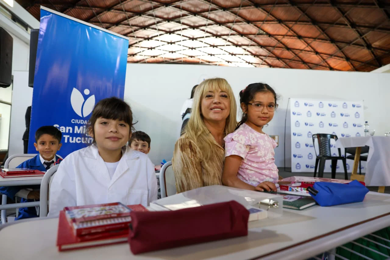 Entrega de kits escolares y equipamiento para esuelas municipales