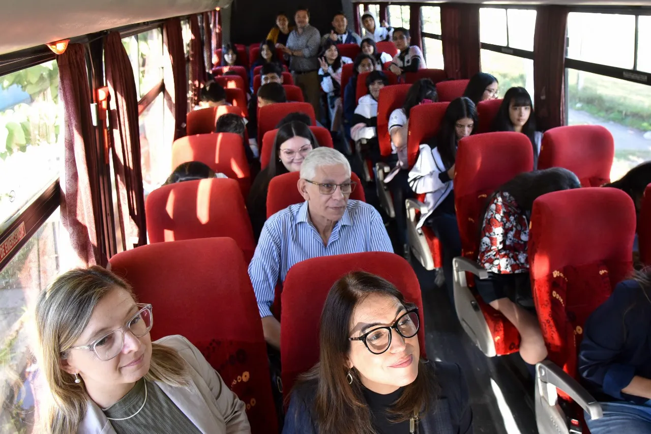 Bus Turístico con alumnos de escuelas municipalesWhatsApp Image 2024-04-19 at 12.59.11 (2)