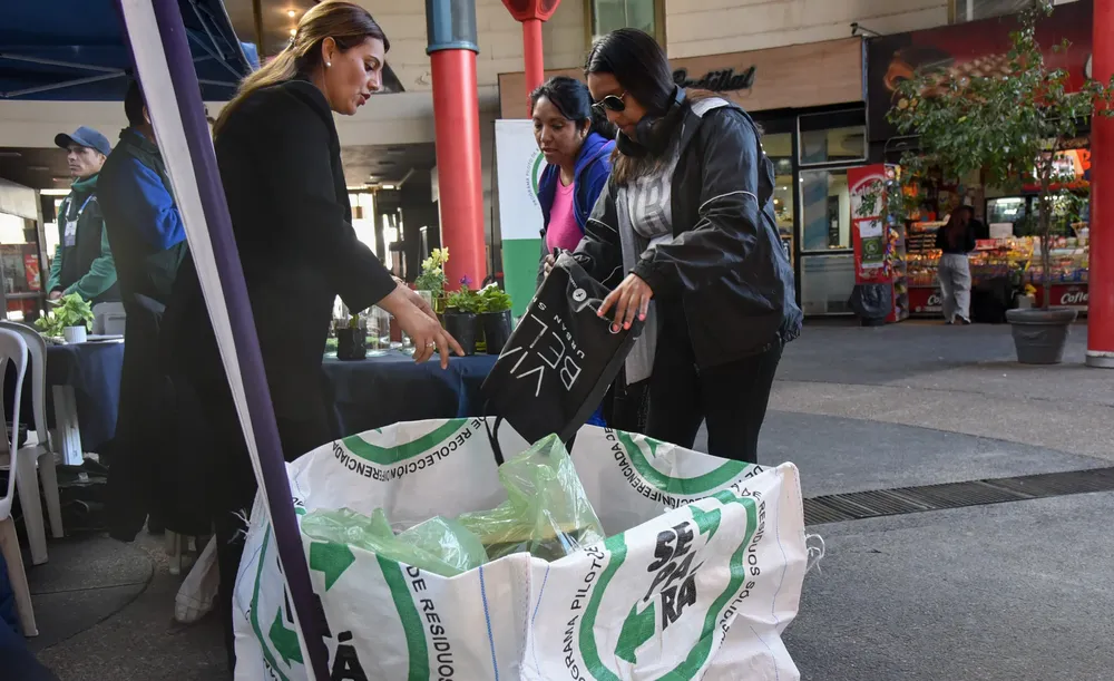campaña ambiente en terminal - eco canje 2